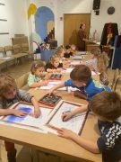 Dzieci malują swoje obrazy.