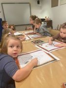 Dzieci malują swoje obrazy.