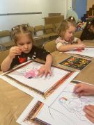 Dzieci malują swoje obrazy.