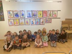 Dzieci pozują do zdjęcia.