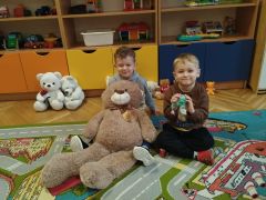 Chłopcy pozują do zdjęcia ze swoimi misiami.