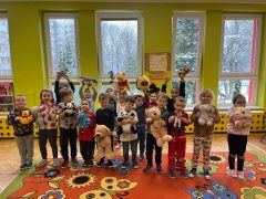 Dzieci pozują do zdjęcia ze swoimi misiami.