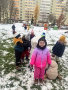 Dziewczynka pozuje do zdjęcia.