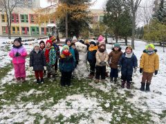 Dzieci pozują z ulepionym misiem.