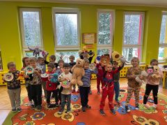 Dzieci pozują do zdjęcia ze swoimi misiami.