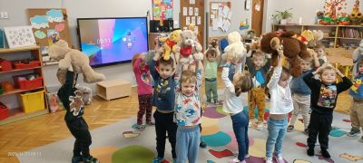 Dzieci tańczą z misiami.