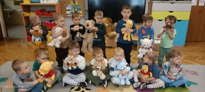 Chłopcy pozują do zdjęcia z misiami.