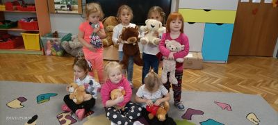 Dziewczynki pozują do zdjęcia z misiami.