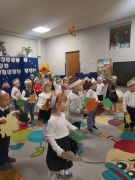 Dzieci tańczą z liśćmi.