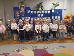 Dzieci pozują do zdjęcia.