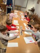 Dzieci malują swoje obrazy.