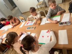 Dzieci malują swoje obrazy.