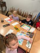 Dzieci malują swoje obrazy.