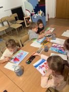 Dzieci malują swoje obrazy.