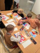 Dzieci malują swoje obrazy.