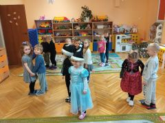 Dzieci tańczą do muzyki.