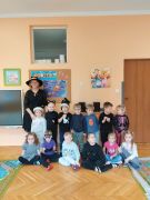 Dzieci pozują do zdjęcia.