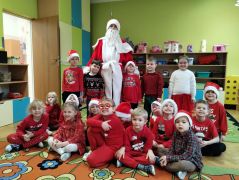 Dzieci pozują do zdjęcia z Świętym Mikołajem