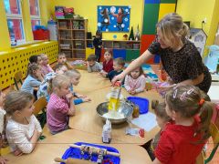 Dzieci obserwują jak Pani Nauczycielka robi masę na pierniczki.