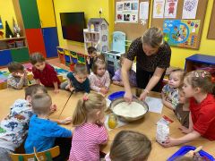 Dzieci obserwują jak Pani Nauczycielka robi masę na pierniczki.