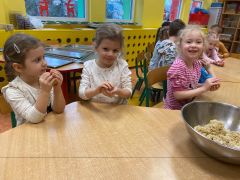 Dzieci ugniatają masę. 