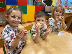 Dzieci ugniatają masę. 