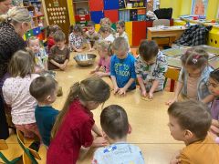 Dzieci ugniatają masę. 