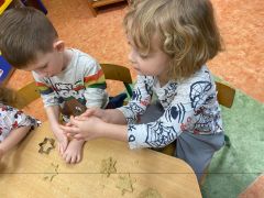 Dzieci formułują pierniczki.