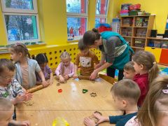 Dzieci formułują pierniczki.