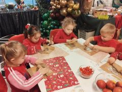 Dzieci robią pierniczki