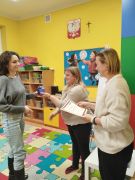 Rodzic odbiera dyplom od Nauczyciela.