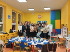 Rodzice wraz z Nauczycielami pozują do zdjęcia.