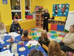 Pani prowadząca tłumaczy zadanie rodzicom.