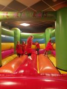 Dzieci skaczą na dmuchańcach 