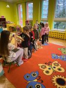 Dzieci uczą się jak prawidłowo szczotkować zęby.