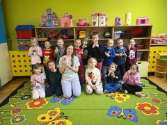 Króliczki pozują do zdjęcia.