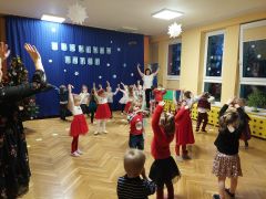 Taniec prezentowany przez Puchatki