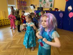 Dzieci tańczą do muzyki.