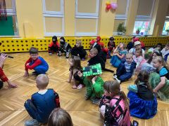 Dzieci tańczą do muzyki.