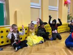 Dzieci tańczą do muzyki.