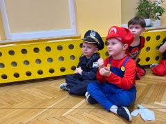 Chłopcy pozują do zdjęcia.