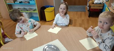 Dzieci jedzą pączki.