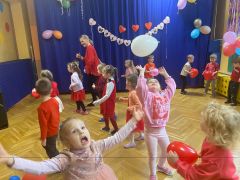 Dzieci tańczą do muzyki z balonami.