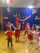 Dzieci tańczą do muzyki.