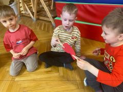 Dzieci przekazują sobie serduszko.