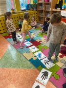 Dzieci chodzą śladami dinozaura.