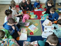 Dzieci oglądają książki o tematyce Wielkanocnej.