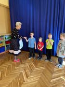 Pani Dyrektor wręcza nagrodę chłopcu.