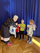 Pani Dyrektor wręcza nagrodę chłopcu.