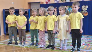 Dzieci śpiewają piosenkę